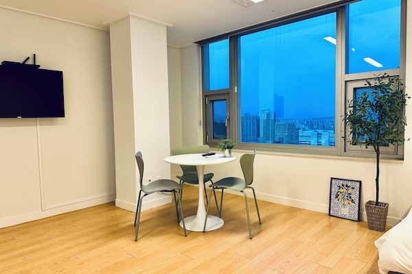 Superior Twin Queen(Cheonggyecheon view)