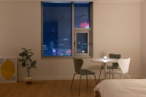 Deluxe Twin kamer, 2 queensize bedden, uitzicht op de stad, in toren | Individueel gedecoreerd, een bureau, een laptopwerkplek