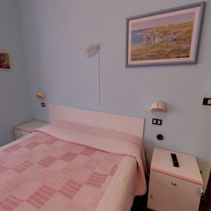 Desk, free cots/infant beds, free WiFi, bed sheets - Hotel Giordana (Loano)