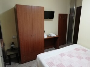Double Room | Desk, free cribs/infant beds, free WiFi, bed sheets - Hotel Giordana (Loano)
