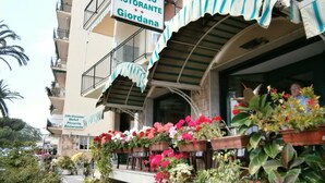 A hotel with a sign reading "Lida Giovanna Hotel Pizzeria Ristorante Giordana". - Hotel Giordana (Loano)