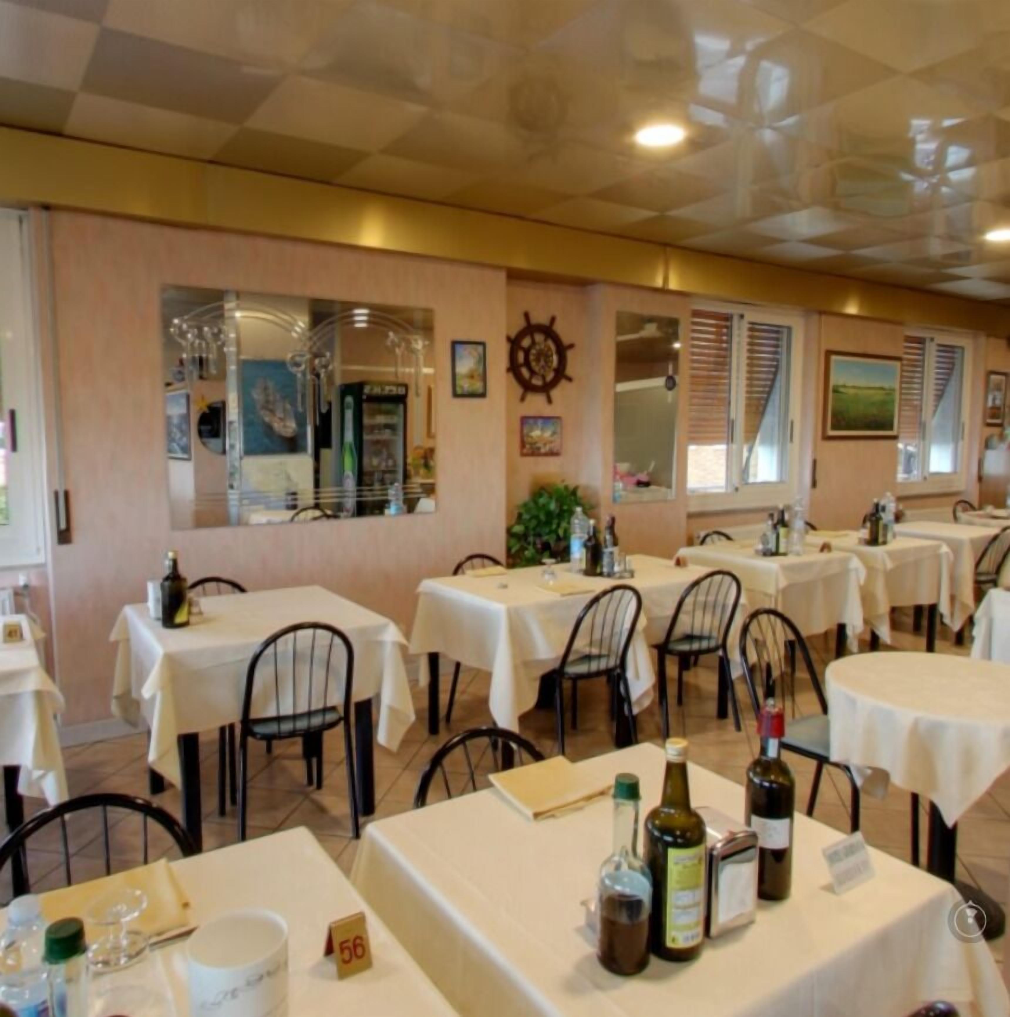 Serveert ontbijt, lunch, diner, lokale gerechten 