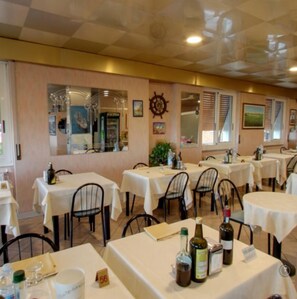 Petit déjeuner et déjeuner servis sur place, spécialités Cuisine locale