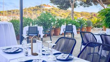 4 restaurants, breakfast, dinner served; French cuisine