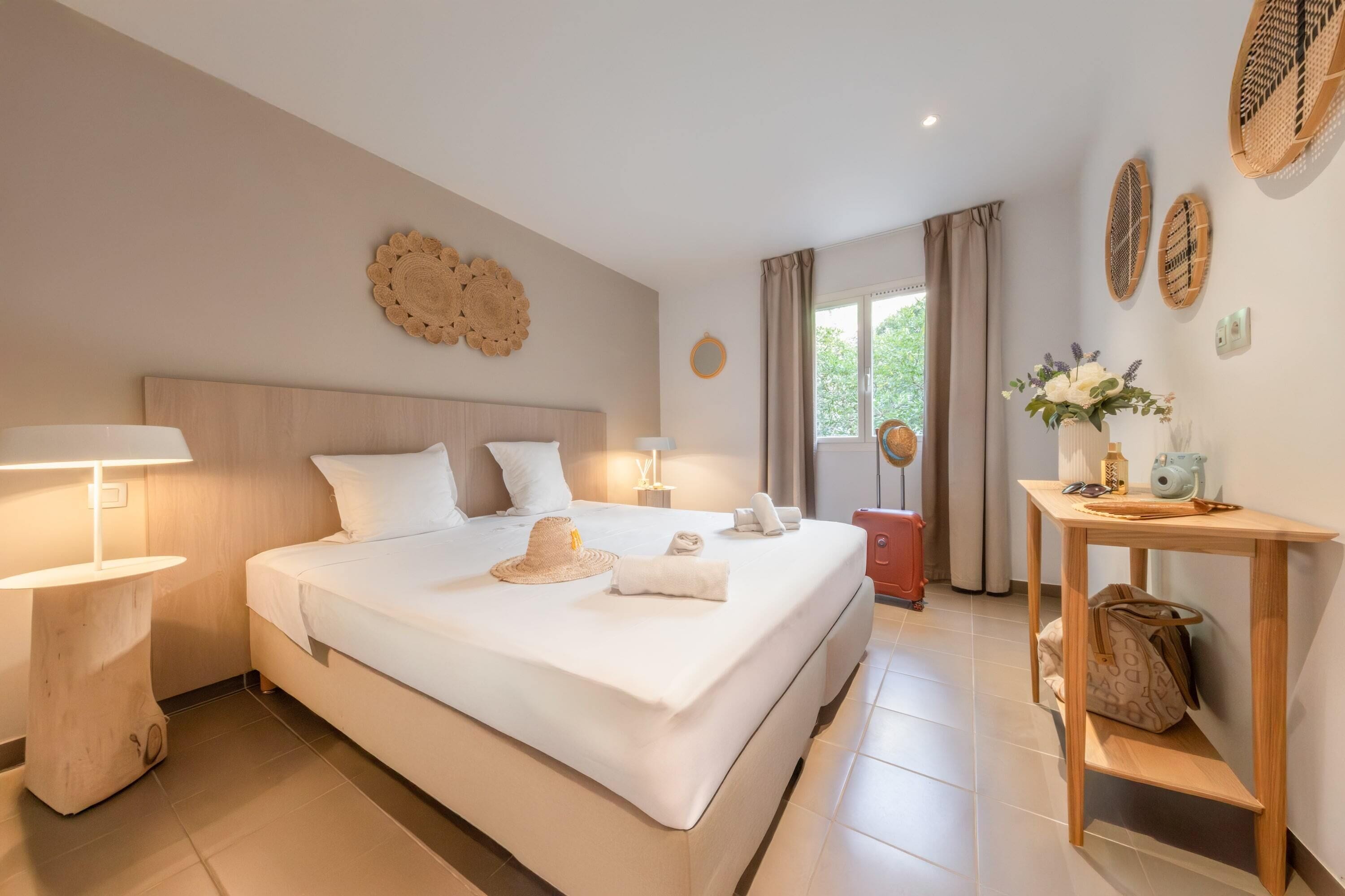 Apartment, 2 Bedrooms (6 people) | Desk, blackout drapes, soundproofing, free WiFi