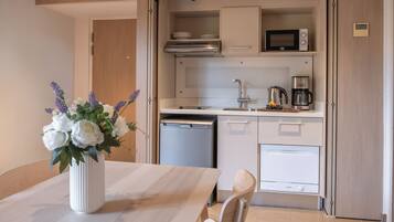 Een microgolfoven, een kookplaat, kookgerei, borden en bestek