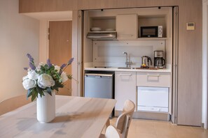 Microwave, stovetop, cookware/dishes/utensils - Appartements de l'Hélios - Îles des Embiez (Six-Fours-les-Plages)