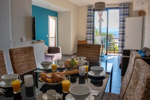 Appartement, 3 slaapkamers (8 people) | Woonruimte | Een flatscreentelevisie