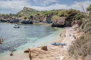 A la platja, immersió lleugera, surf de vela i vela 
