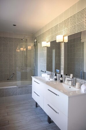 Căn hộ Executive (Les Douanes) | Phòng tắm | Máy sấy tóc, khăn tắm, xà phòng, dầu gội 