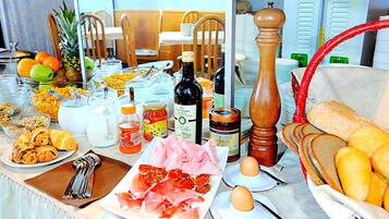 TĂ€gliches FrĂŒhstĂŒcksbuffet (9 EUR pro Person)