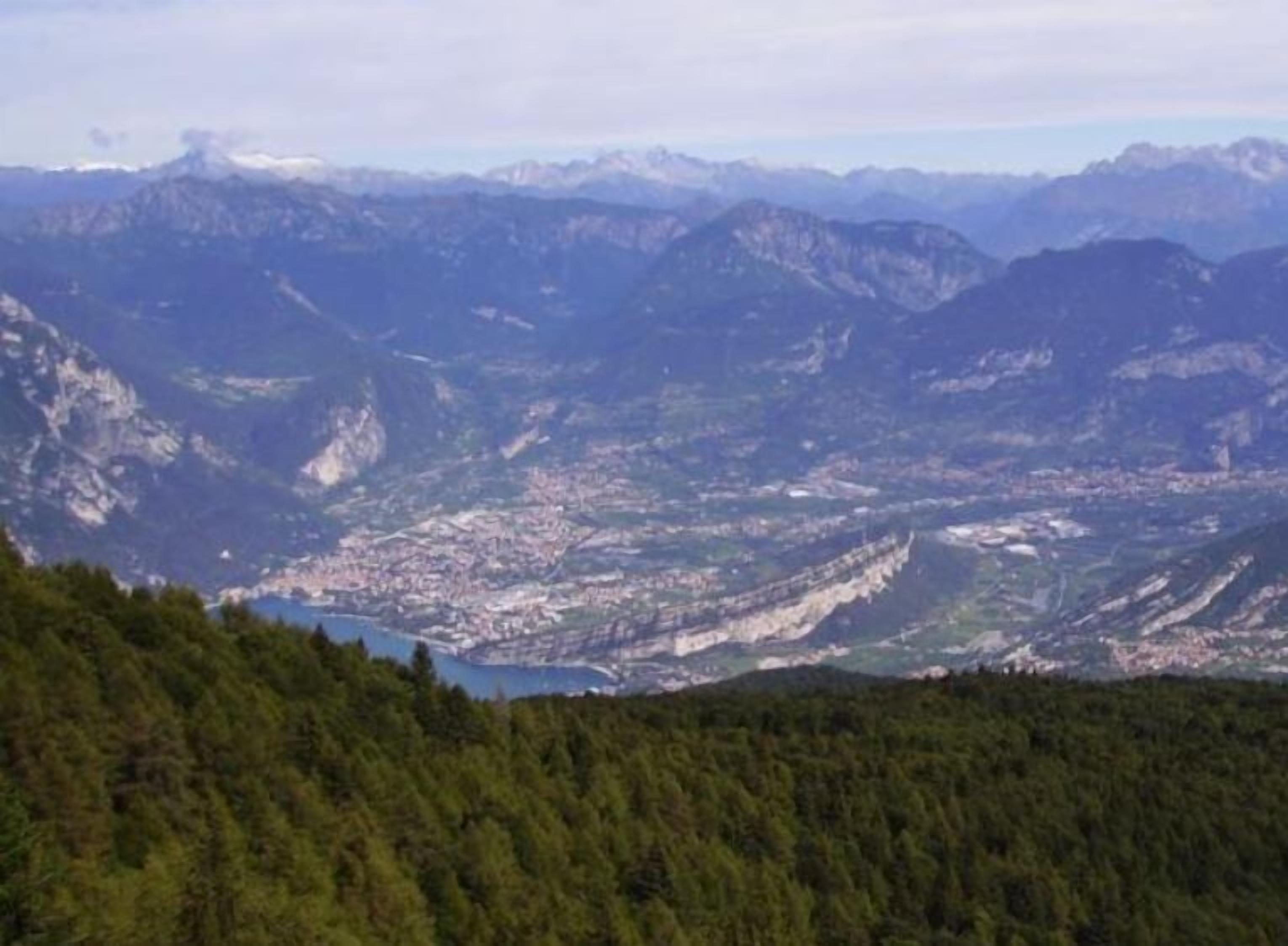 Un paisaje montañoso con un valle y un lago.