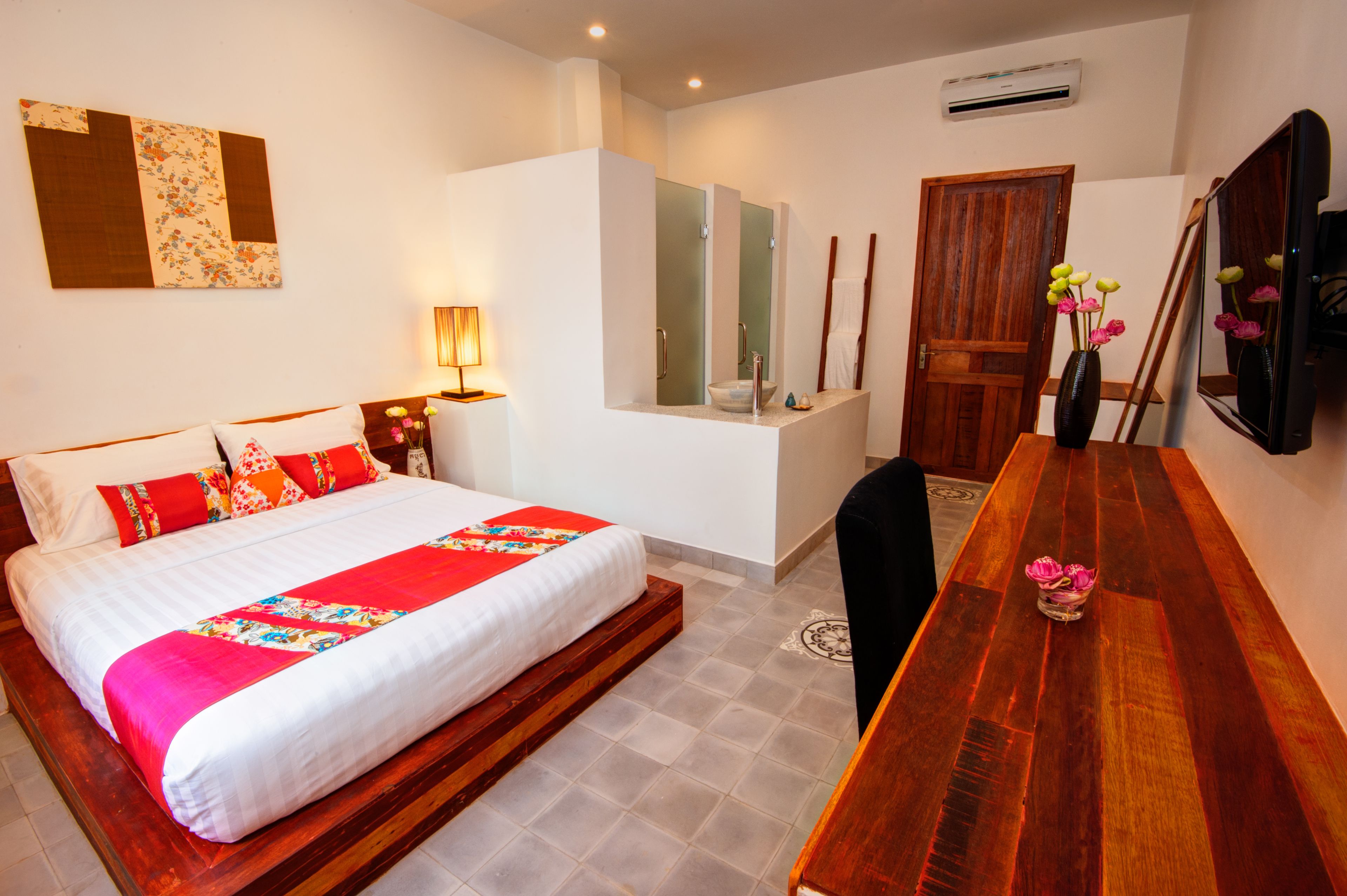 superior single room | minibar, in-room safe, desk, soundproofing