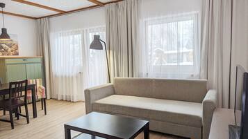 Studio, Annex Building (2+2) | Desk, blackout drapes, cribs/infant beds, free WiFi