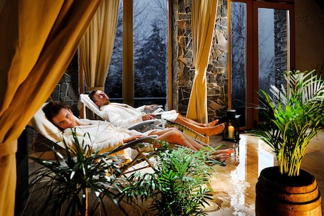 Salas de tratamiento para parejas, un sauna, baño turco
