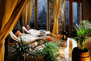 カップル用トリートメントルーム、サウナ、スチームサウナ、ホットストーンマッサージ、ディープティシュー マッサージ、マタニティ マッサージ