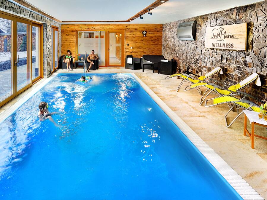 Een binnenzwembad, parasols voor strand/zwembad