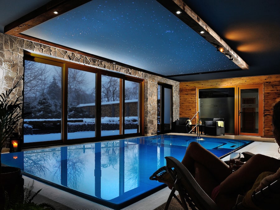 Una piscina techada, abierta desde las 09:00 hasta las 22:00, sombrillas