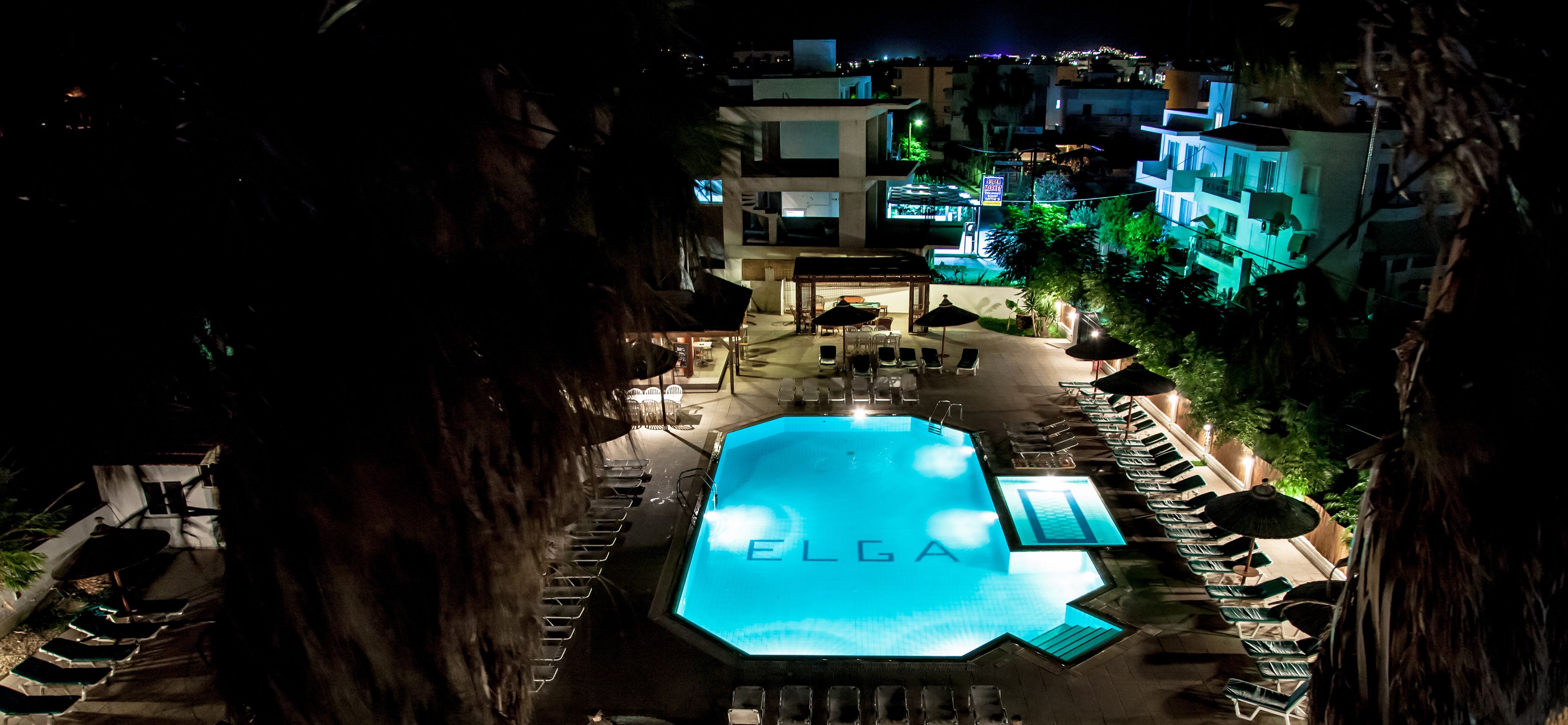 Studio (3 Adults) | Buitenzwembad | Een buitenzwembad, parasols voor strand/zwembad