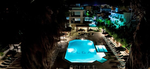 Estudio (3 Adults) | Alberca al aire libre | Alberca al aire libre, sombrillas en la alberca y camastros 