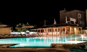 Outdoor pool, pool umbrellas, sun loungers - Elga Hotel (Kos)