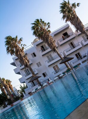 Outdoor pool, pool umbrellas, sun loungers - Elga Hotel (Kos)