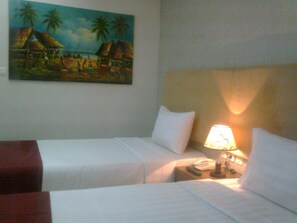 Habitación superior, no fumadores, vistas a la ciudad | Ropa de cama de alta calidad, decoración individual, escritorio