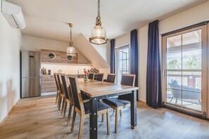 Deluxe Apartment, 2 Bedrooms, Patio (Admiral) | Peti besi dalam bilik, Wi-fi percuma, cadar katil 