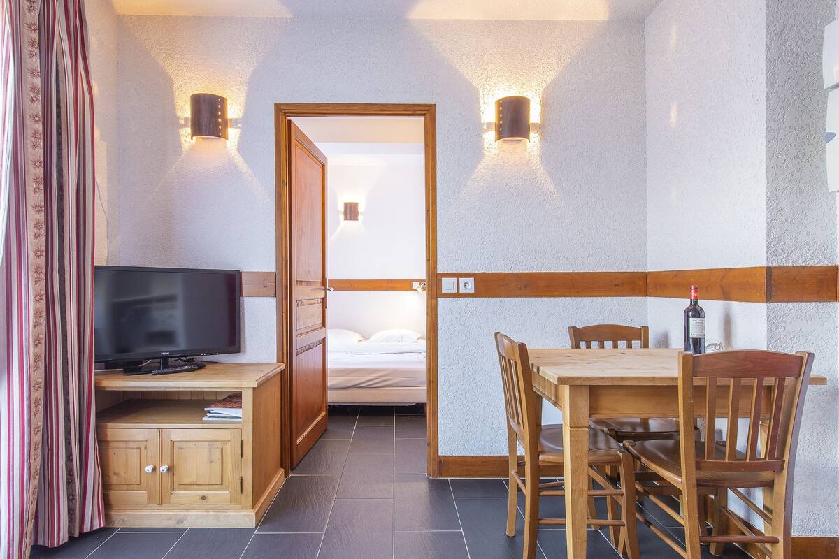 1 bedroom, bed sheets