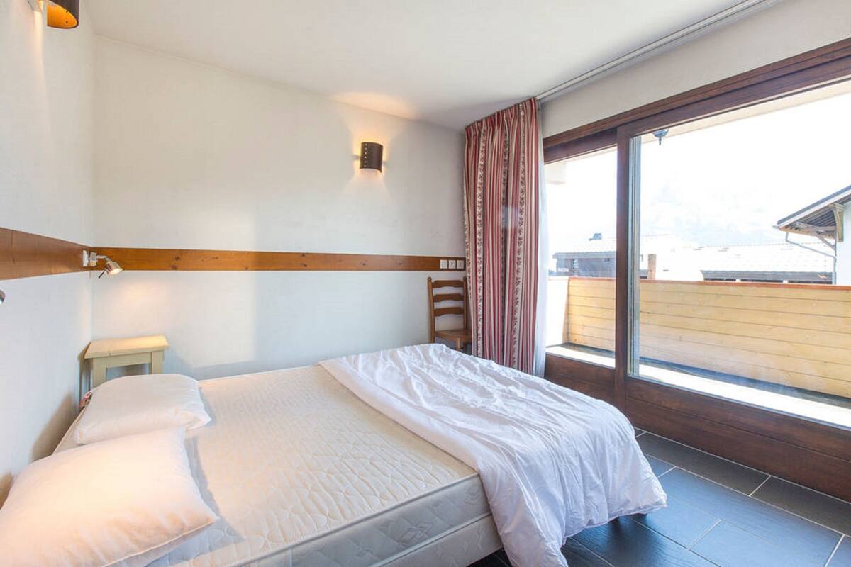 1 bedroom, bed sheets