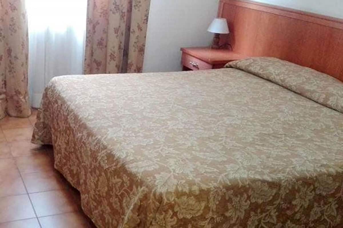 Tallelokero huoneessa, työpöytä, ilmaiset vauvansängyt, ilmainen Wi-Fi