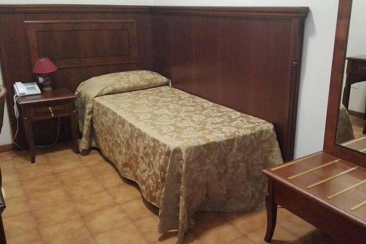 单人房 | 客房内保险箱、办公桌、免费婴儿床、免费 WiFi