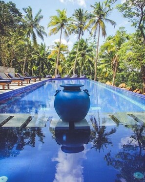 สระว่ายน��้ำกลางแจ้ง