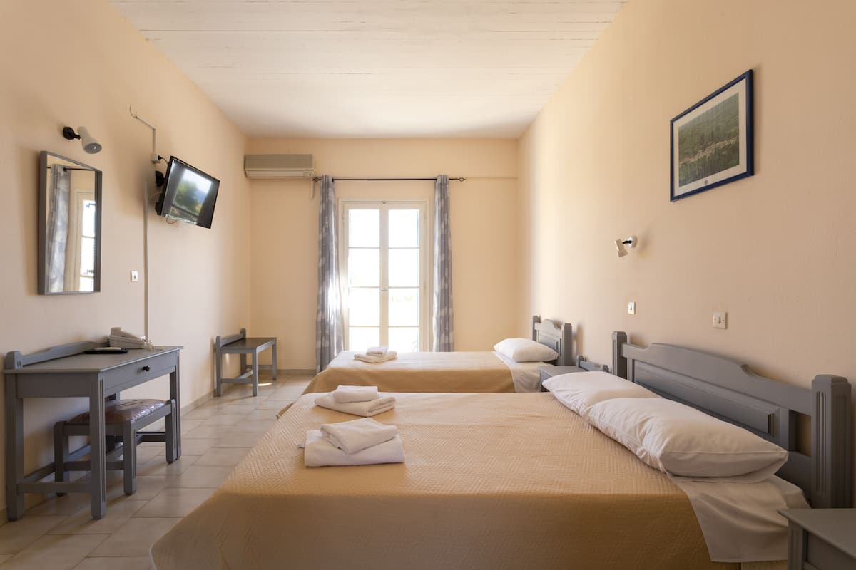 2 habitaciones, tabla de planchar con plancha y cunas gratuitas