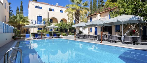 Blick auf den Pool, serviert Frühstück und Mittagessen