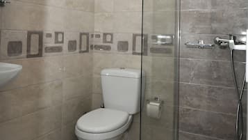 Shower, perlengkapan mandi gratis, pengering rambut, dan handuk