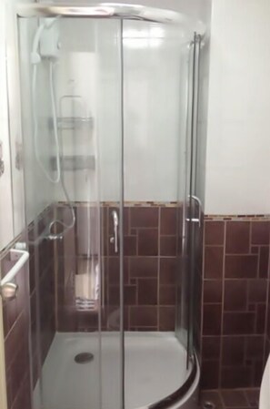 Bathroom shower - Onn Inn at Cha-am (Cha-am)