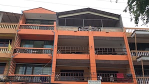 A multi-story building with balconies and a sign indicating it is a guesthouse. - Onn Inn at Cha-am (Cha-am)