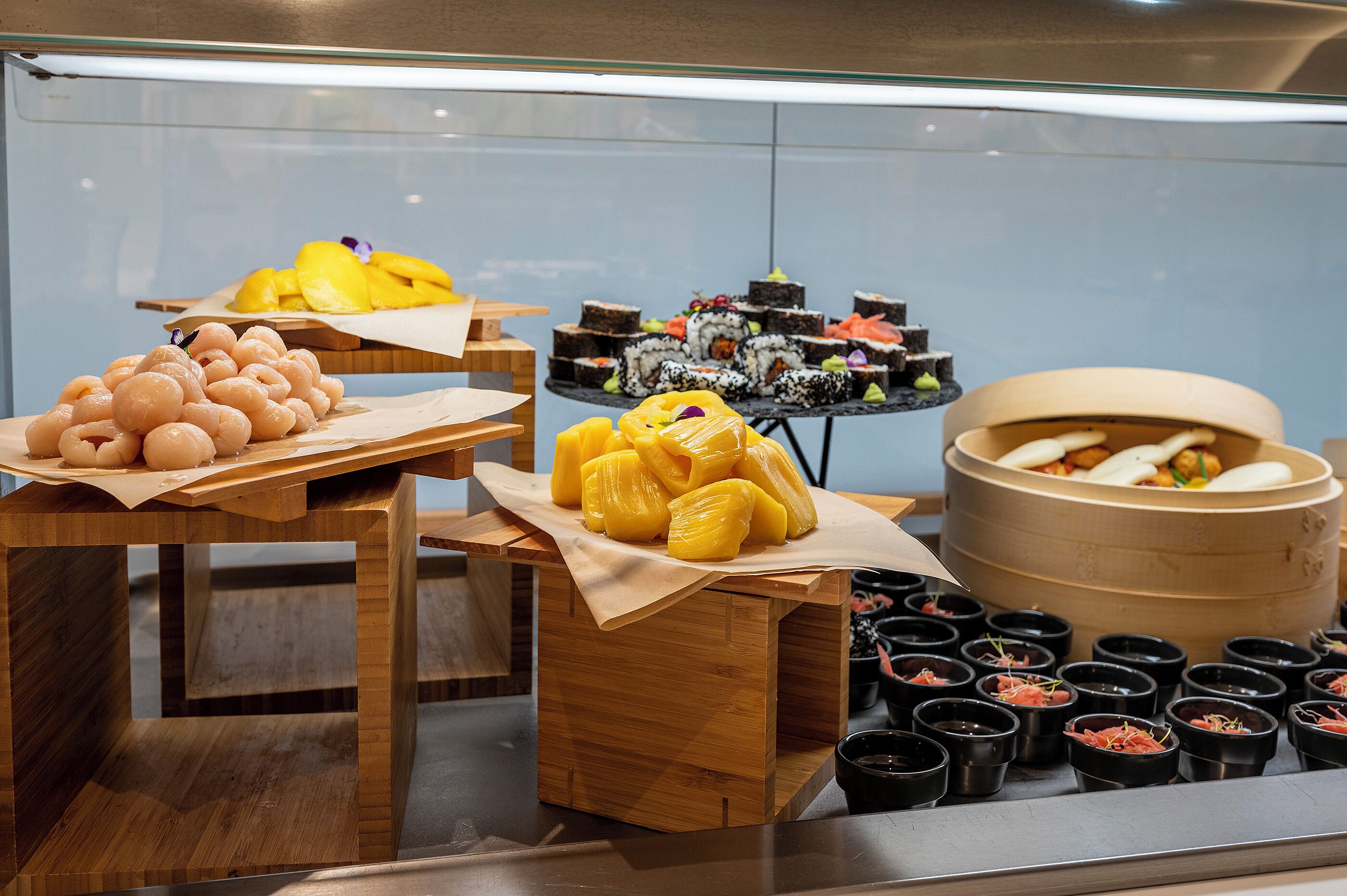 Et udvalg af mad med blandt andet donuts, wienerbrød og sushi.