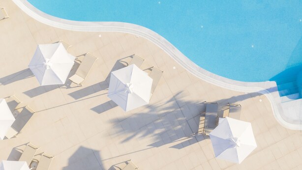 حمّام سباحة خارجي، مظلات على حمّام السباحة، مقاعد للتشمس