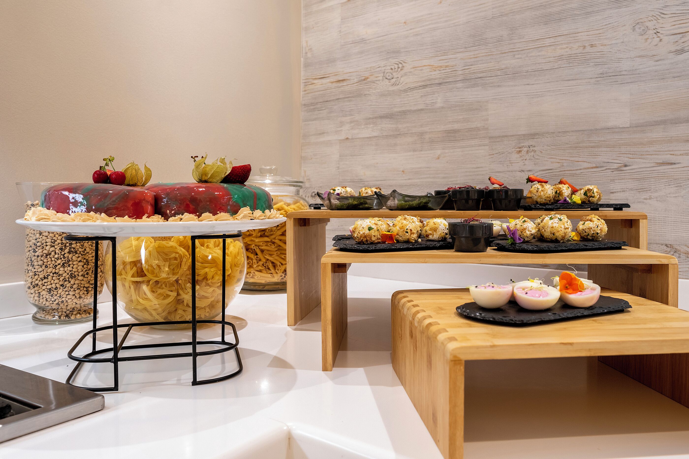 En buffet med forskellige spisemuligheder og en dekorativ midtpunkt.