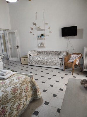 Apartamento familiar, 1 habitación, baño privado, vistas parciales al mar | 1 dormitorio, caja fuerte, cortinas opacas