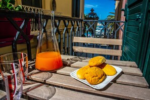 Departamento familiar, 1 habitación, baño en la habitación, vista parcial al mar | Vista del balcón
