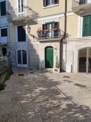 Vista frontal de la propiedad