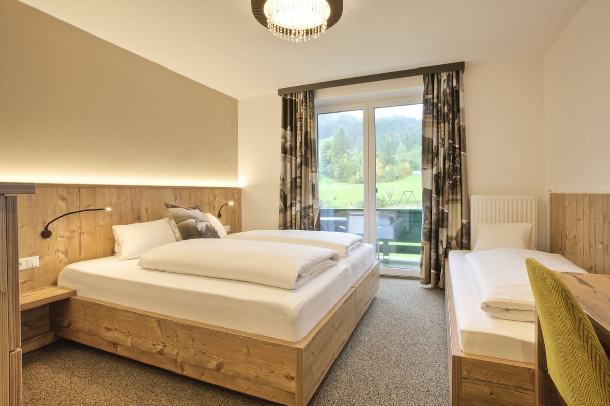 comfort double room, 1 bedroom, garden view | hypo-allergenic bedding, minibar, in-room safe, desk