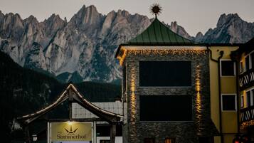 Fassade der Unterkunft – Abend/Nacht