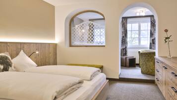 Familienzimmer, 2Â Schlafzimmer, Bergblick | Allergikerbettwaren, Minibar, Zimmersafe, Schreibtisch