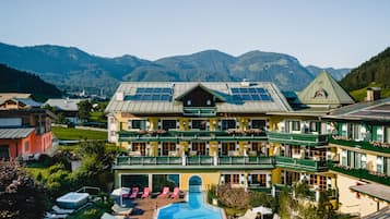 Outdoor pool, pool umbrellas, sun loungers