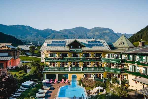 Kolam renang terbuka, payung kolam, kerusi lepak pantai