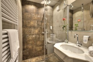 Articles de toilette gratuits, sèche-cheveux, peignoirs